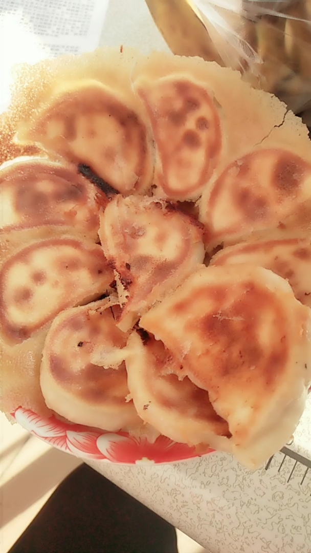 我做的油煎包出锅了,有想吃的吗