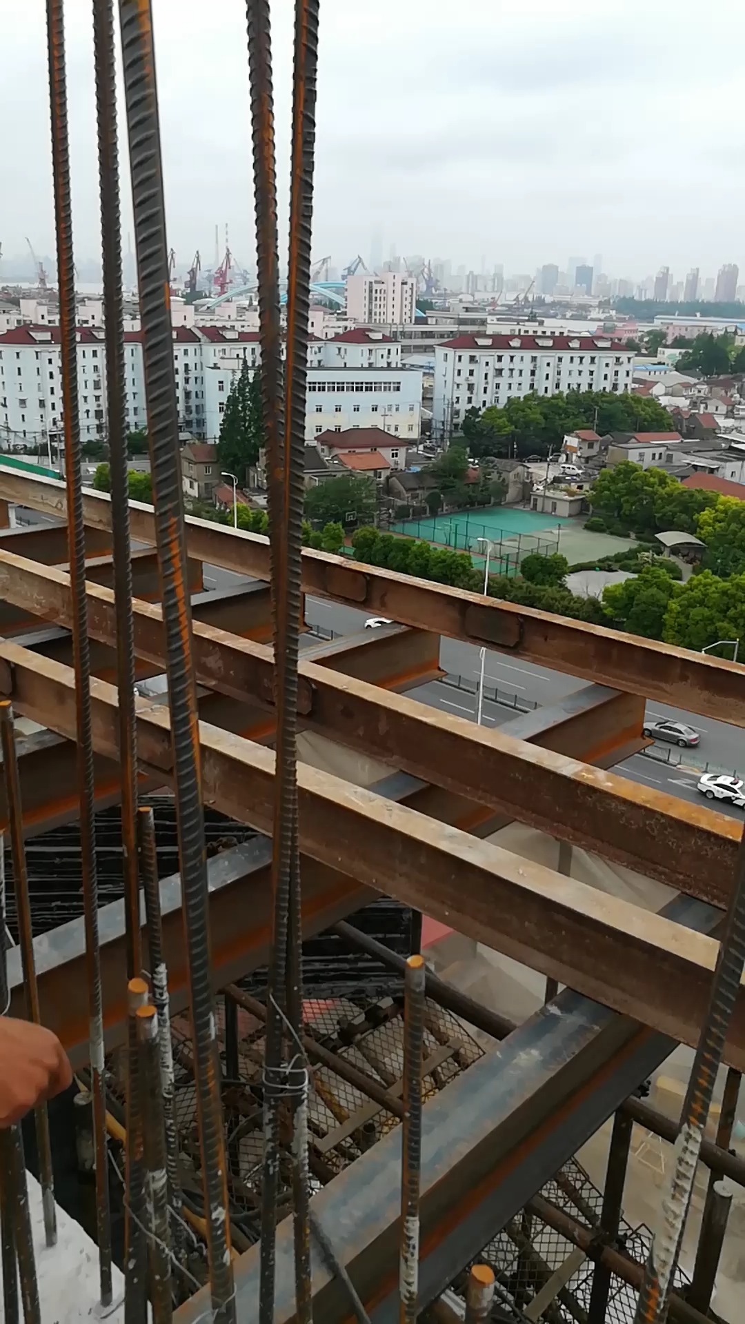 在50米高通风塔上