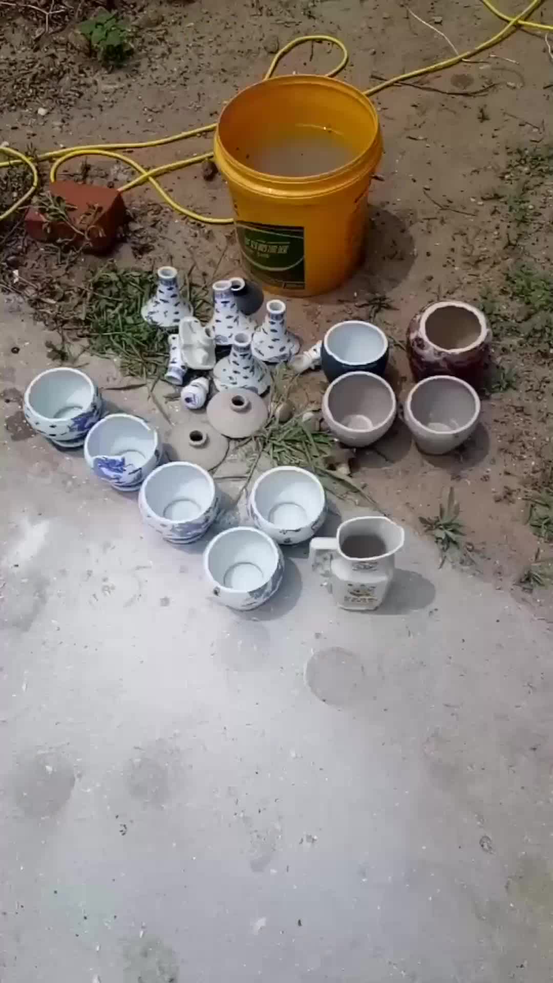 切割酒瓶这样就简单的变成了漂亮的花瓶要支持手艺人