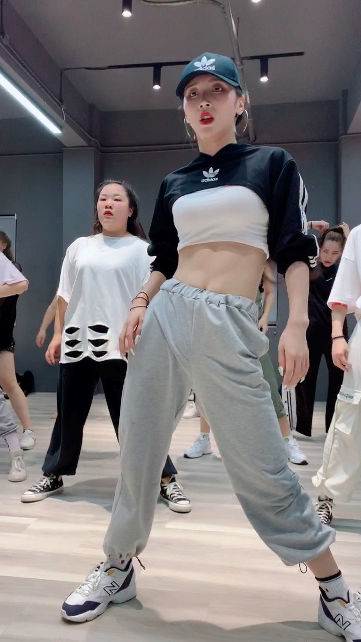 舞蹈#你们看看有几块腹肌