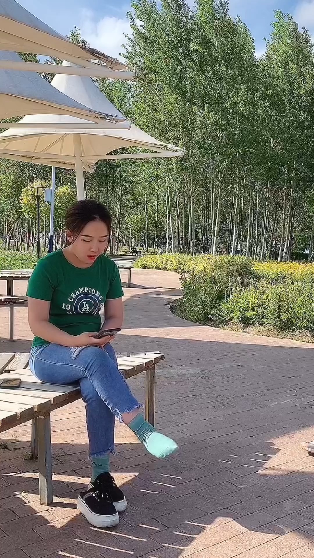 对不起了美女我实在是憋不住了回头我给你买双新的