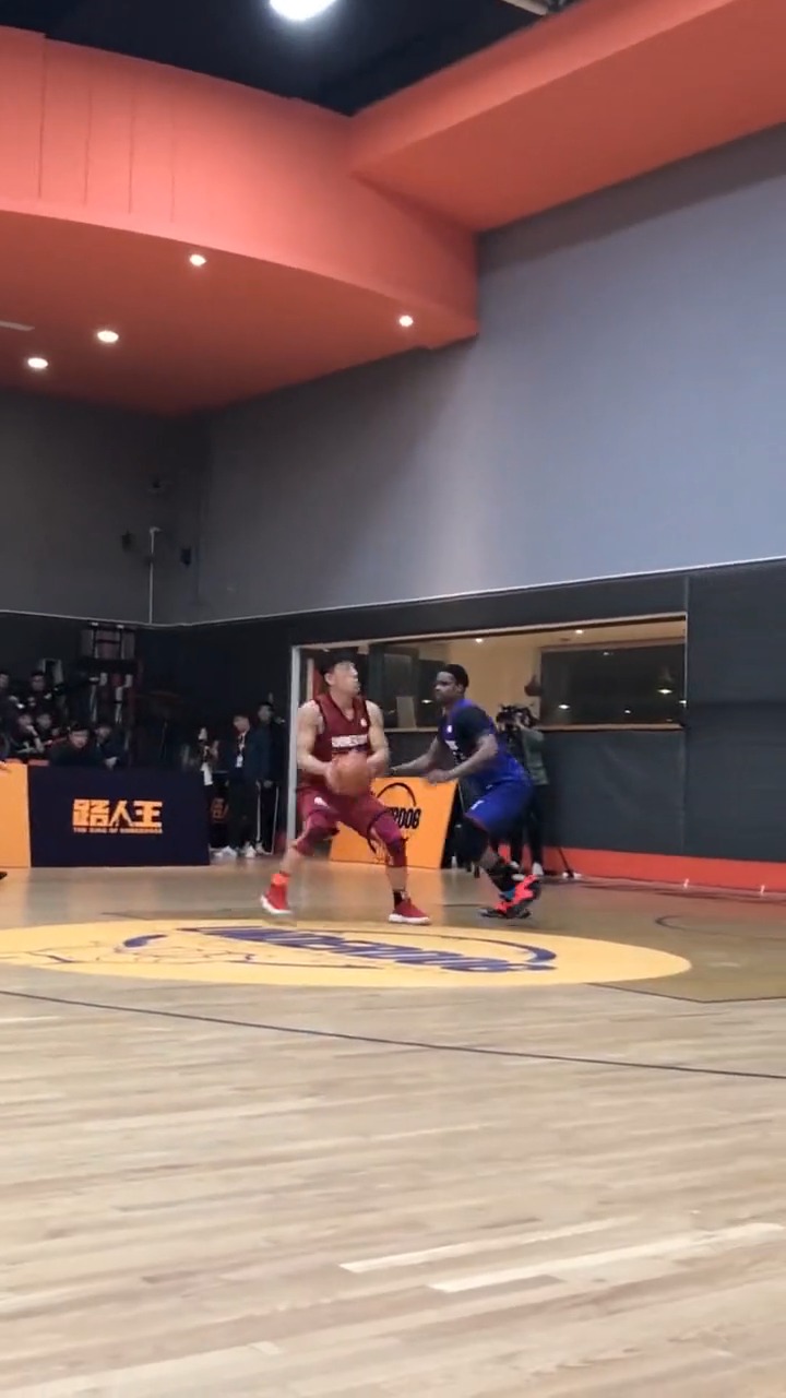 明星娱乐#40岁的前cba老将王晶,在这一年里成为了"路人王深圳站十