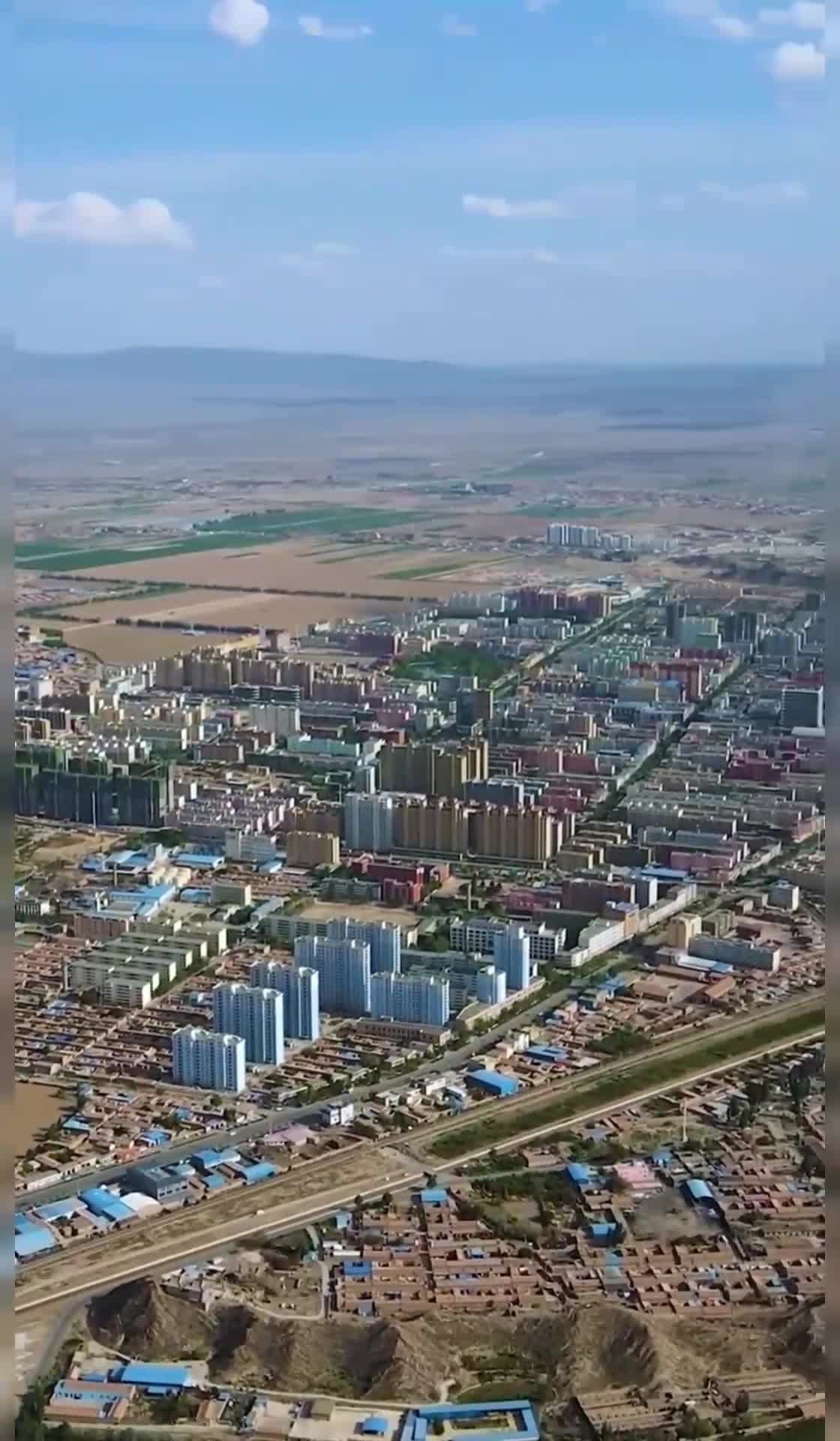 航拍甘肃白银市,第一眼看过去,还以为是哪个小村庄!