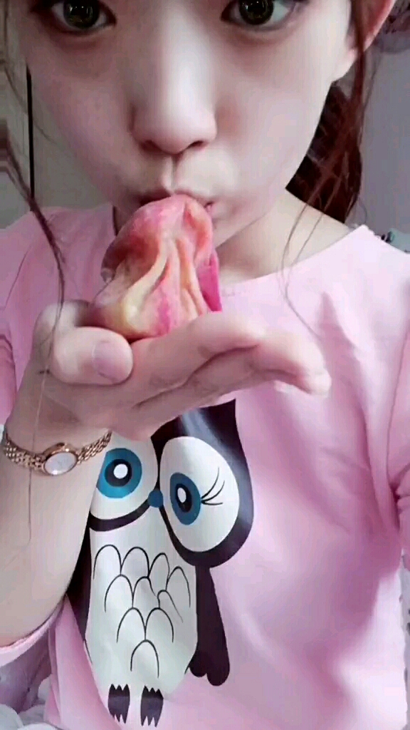 有没有像这个小妹妹一样爱这样吃桃子的?举个手