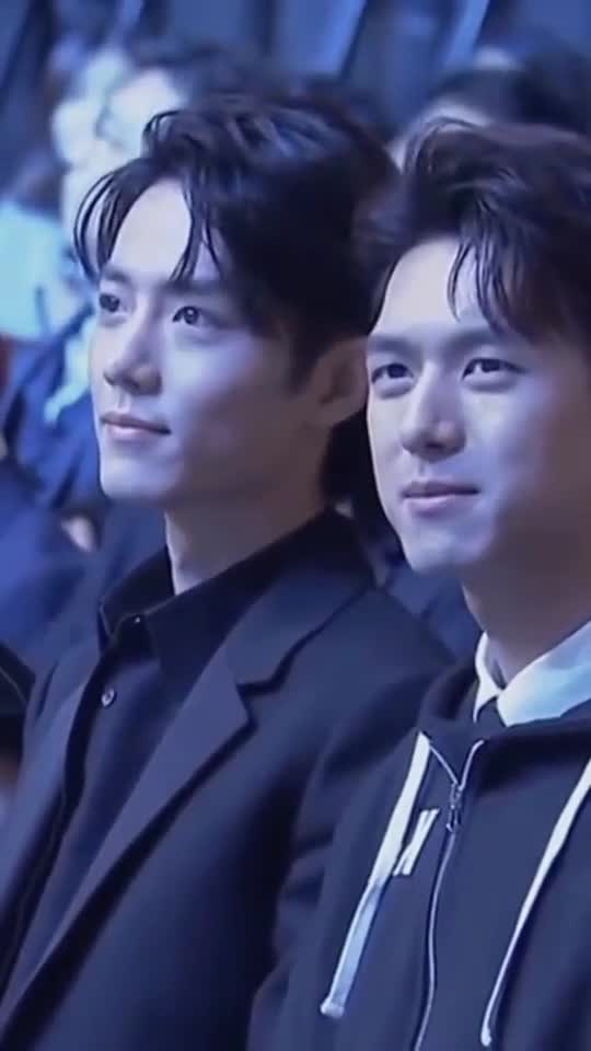 明星肖战李现两人坐在一起,堪称神仙同框,仿佛2019的夏天又回来了