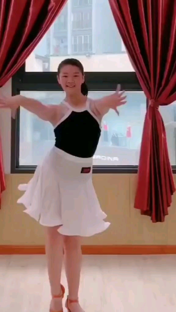 跳拉丁舞的小胖女孩图片