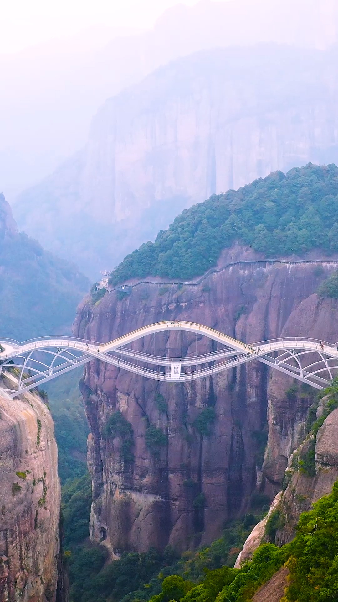 如意桥中间没有支撑,看着都感觉要掉下去,那么它是怎么建上去的,你敢