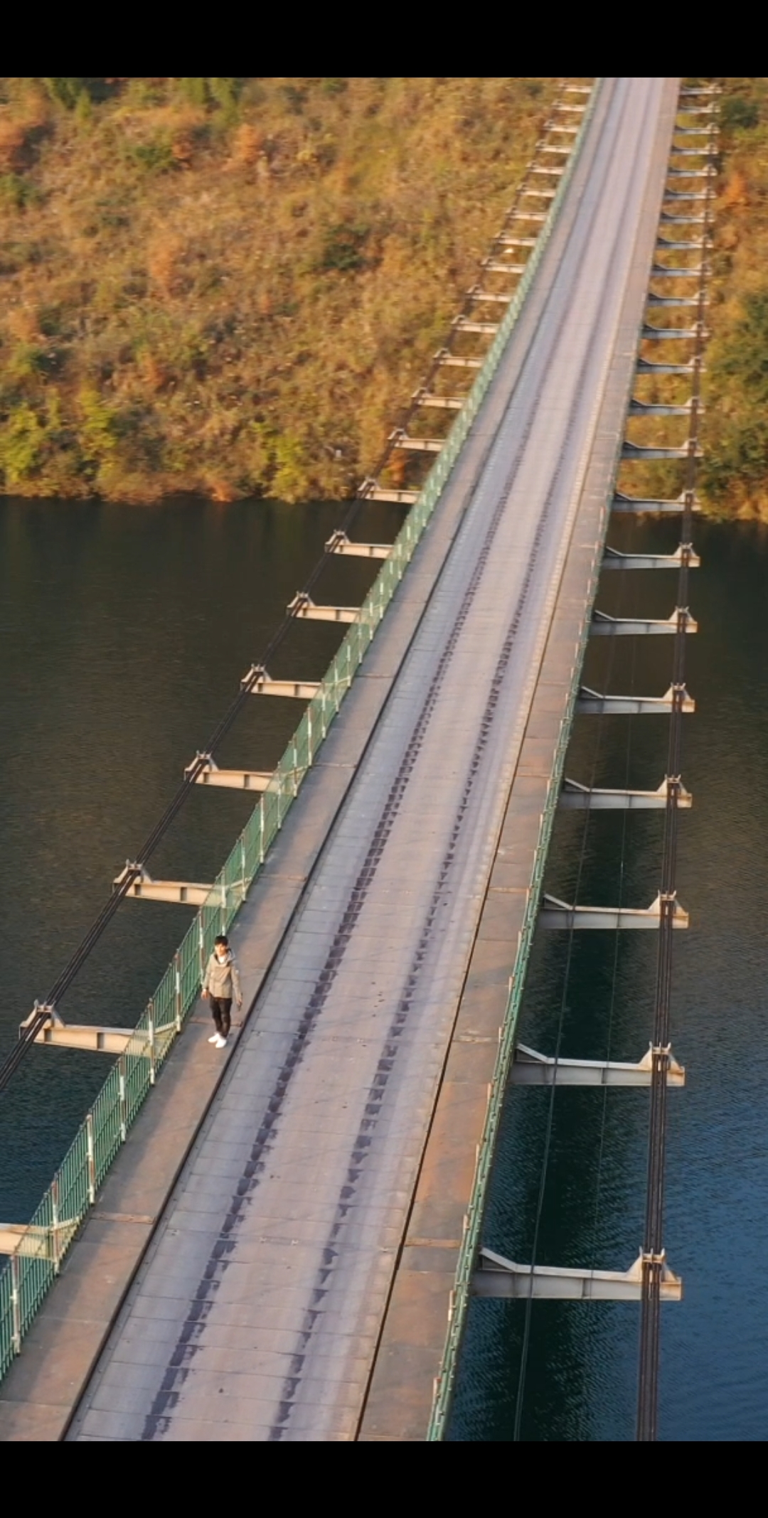 带上全民去旅行#航拍贵州最大的铁索吊桥,震撼