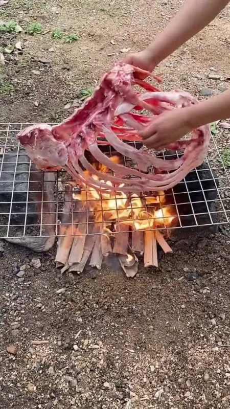 今天烤个硬菜~恐龙排骨!你吃过吗?