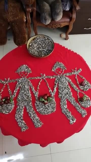 吃瓜子都特别搞笑,看到这一幕我笑了,用瓜子摆的人太搞笑了