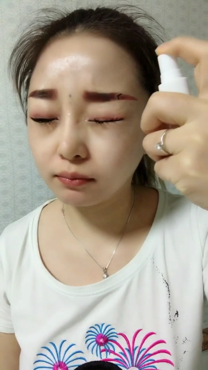 防水测试,再也不用担心脱妆,晕妆的问题