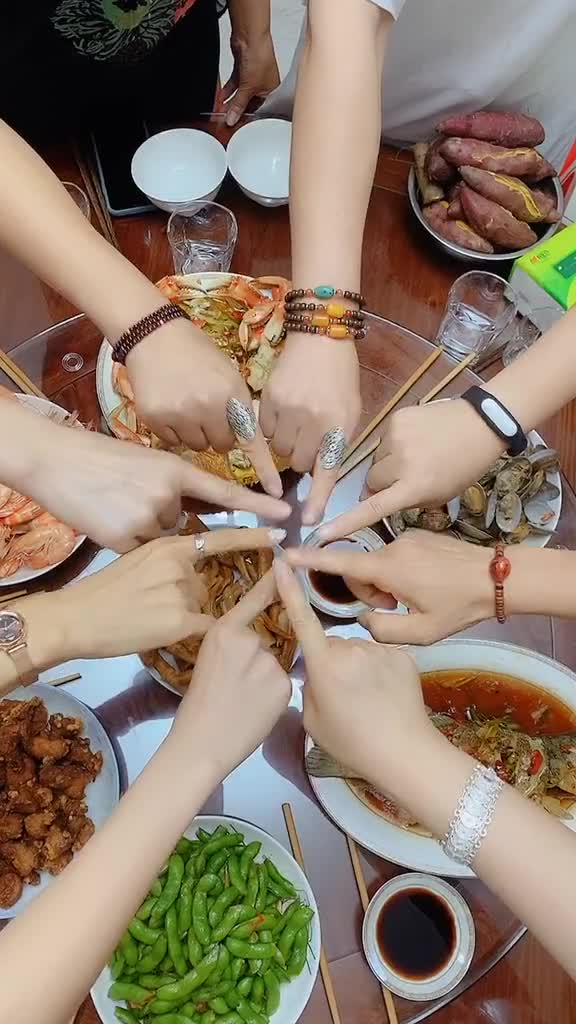 生活需要仪式感,今天家里请姐妹吃饭好开心 聚一聚 朋友聚餐 闺蜜聚会