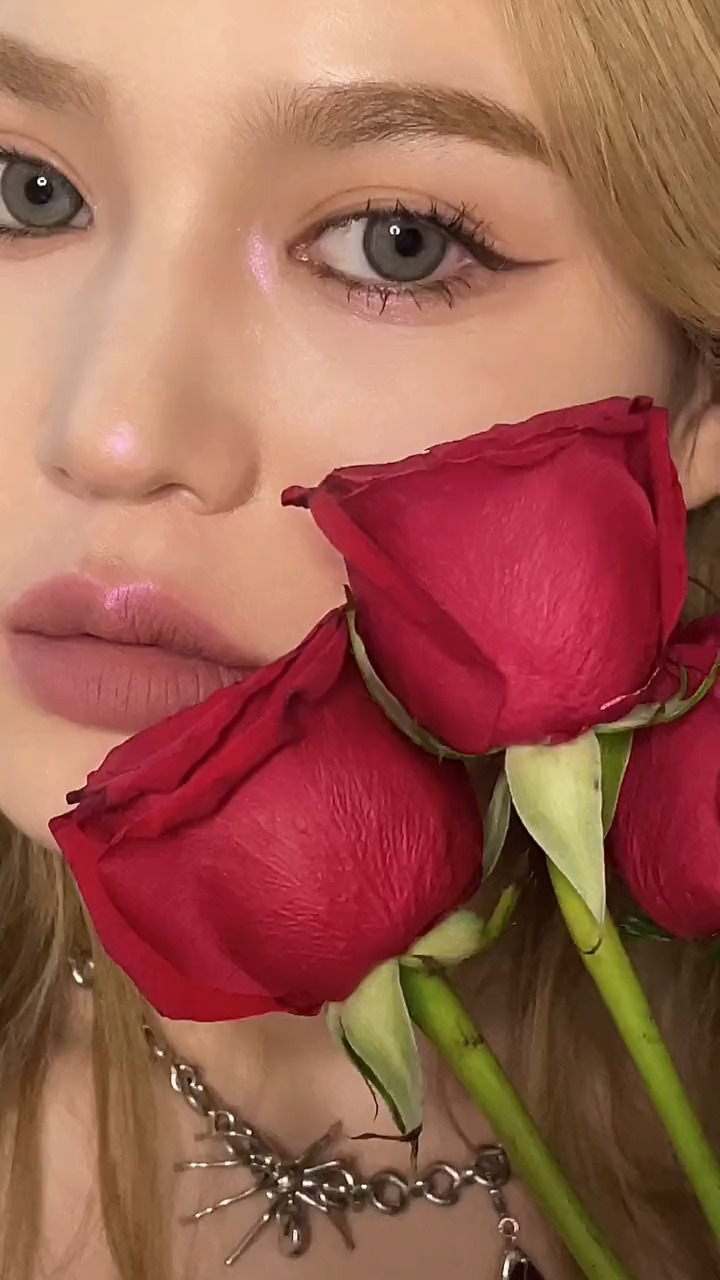 这个干枯玫瑰妆容教程来啦～ 画完这个妆简直又酷又甜