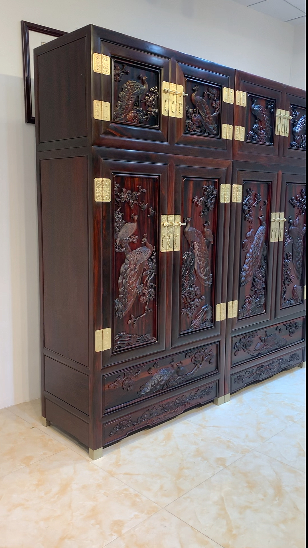 大红酸枝深雕孔雀顶箱柜