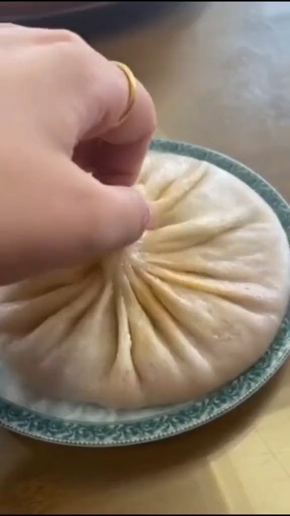 #搞笑视频#这包子还能吃么?呕!