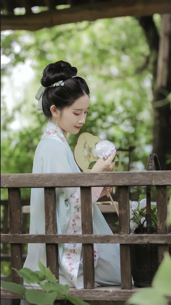 "风住尘香花已尽,日晚倦梳头."李清照变装