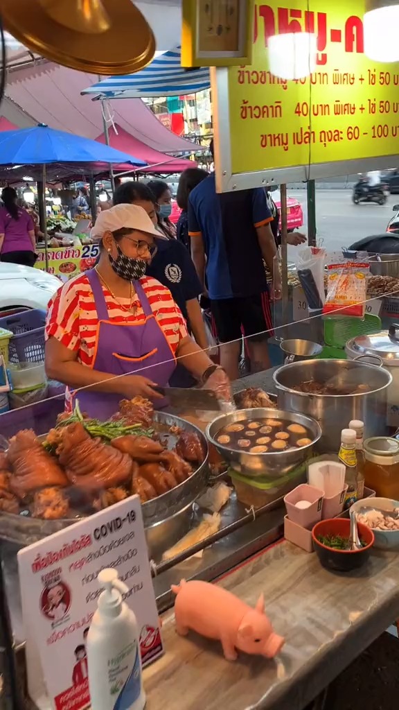 泰国街边的特色小吃猪脚饭40泰铢一碗可以加肉豪华版是100泰铢一碗