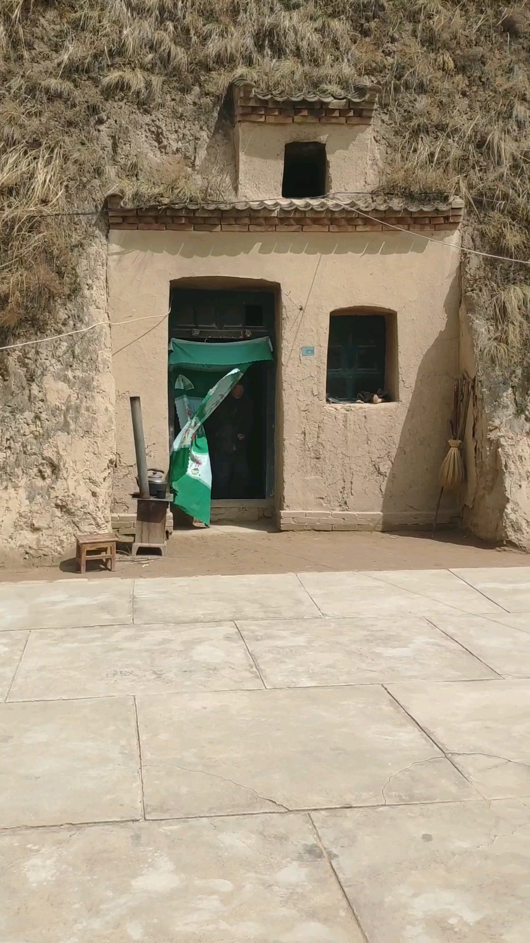 雨后的农家院子,特别干净,一股泥土的芬芳弥漫在空气中