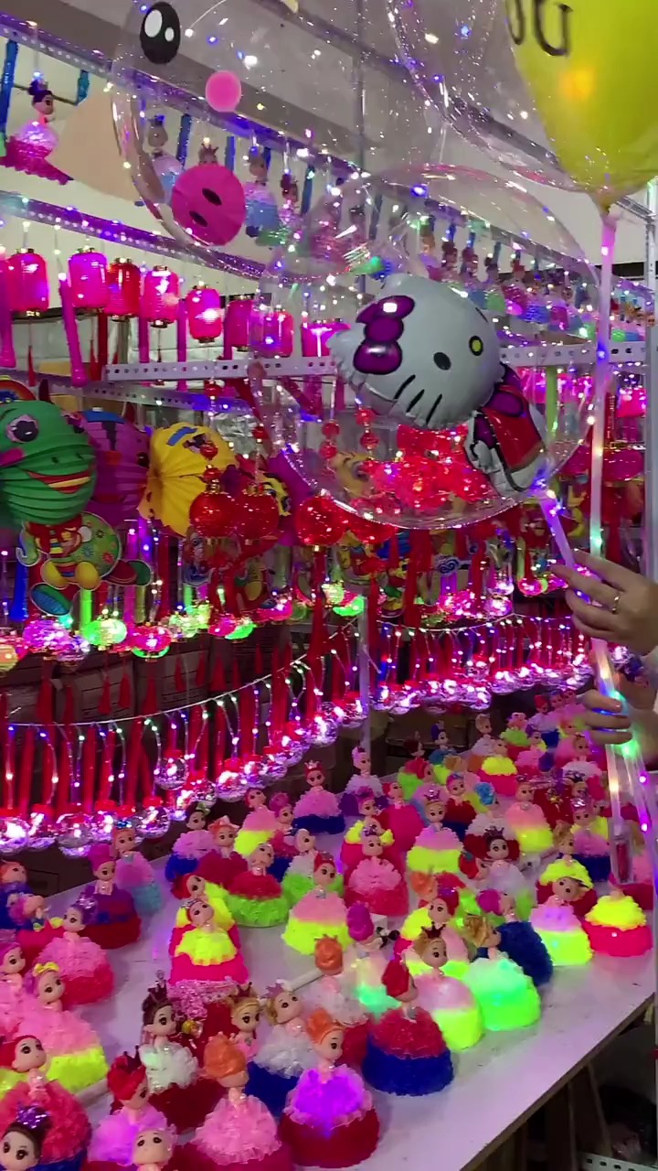 摆摊创业#批发小孩玩具去哪进货,晚上摆摊卖玩具的收入.