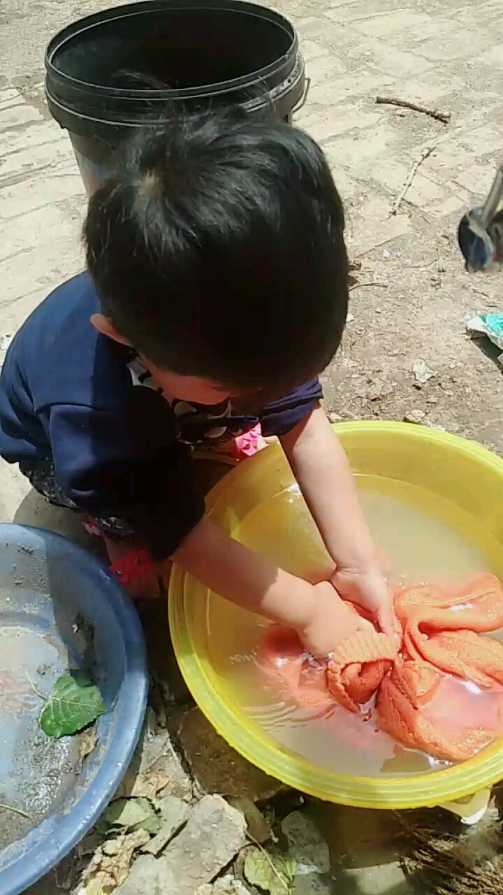 今日小满#农村孩子,这么大就洗衣服