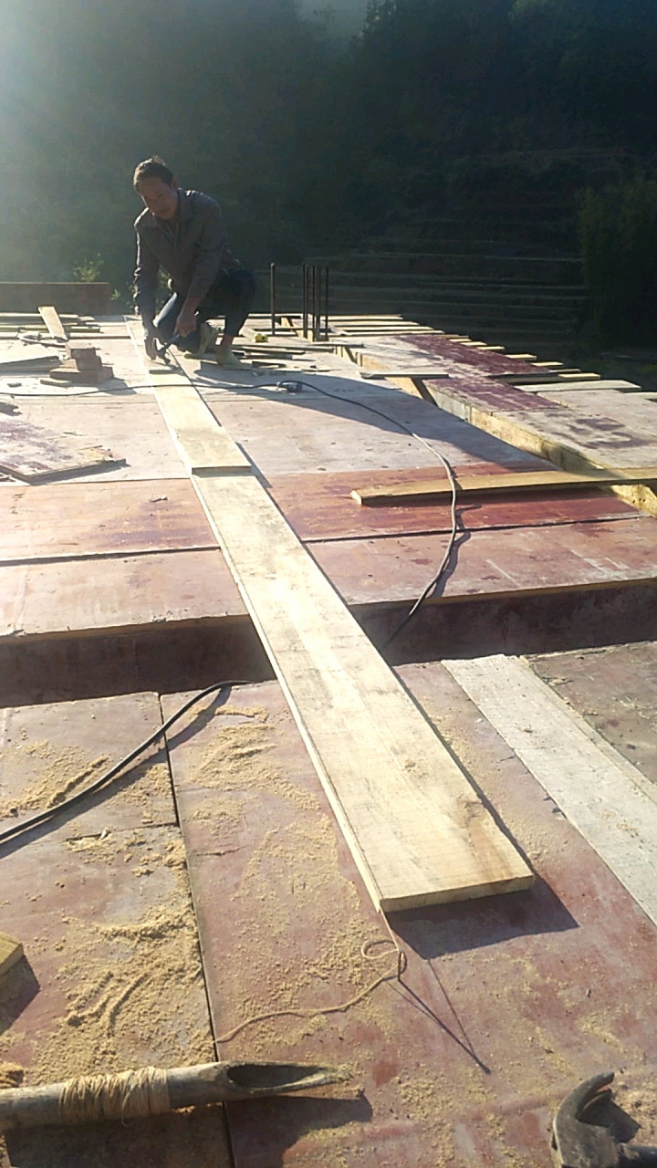 农村自建房#农村做房子的底梁是这样做的,拉直一根红线对着钉钉子