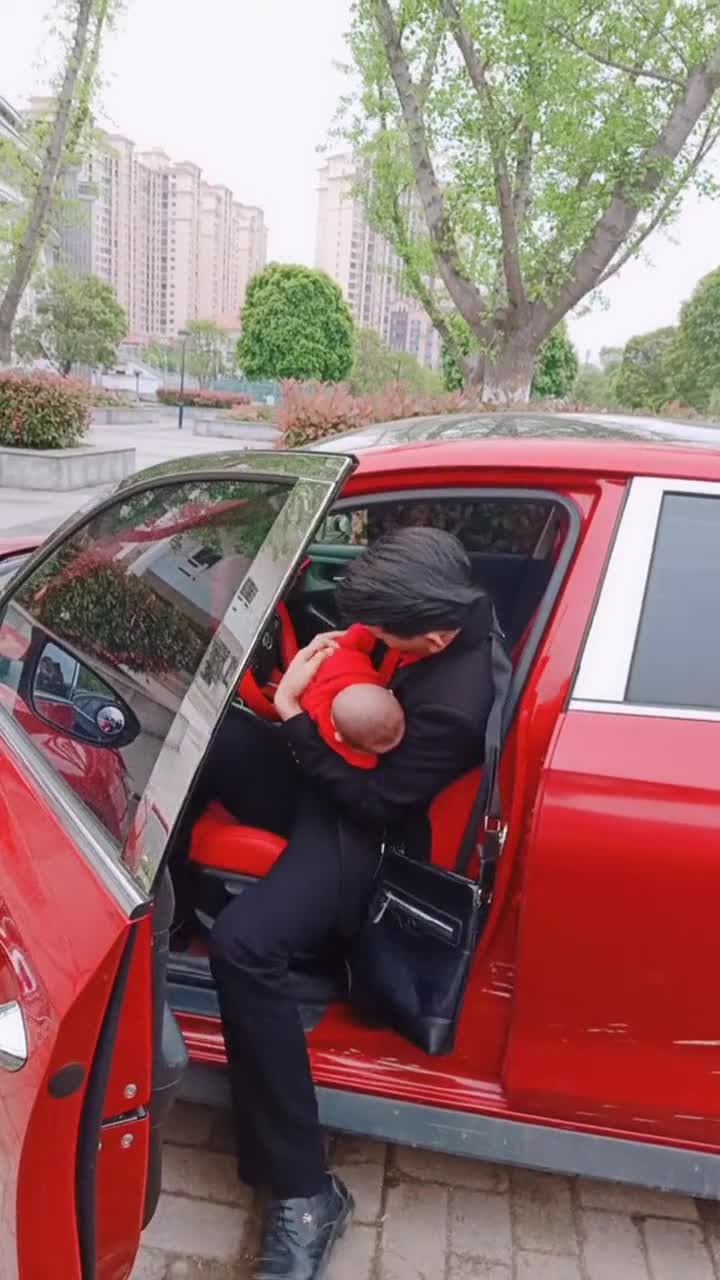 一个人带孩子开车真的一点不方便.