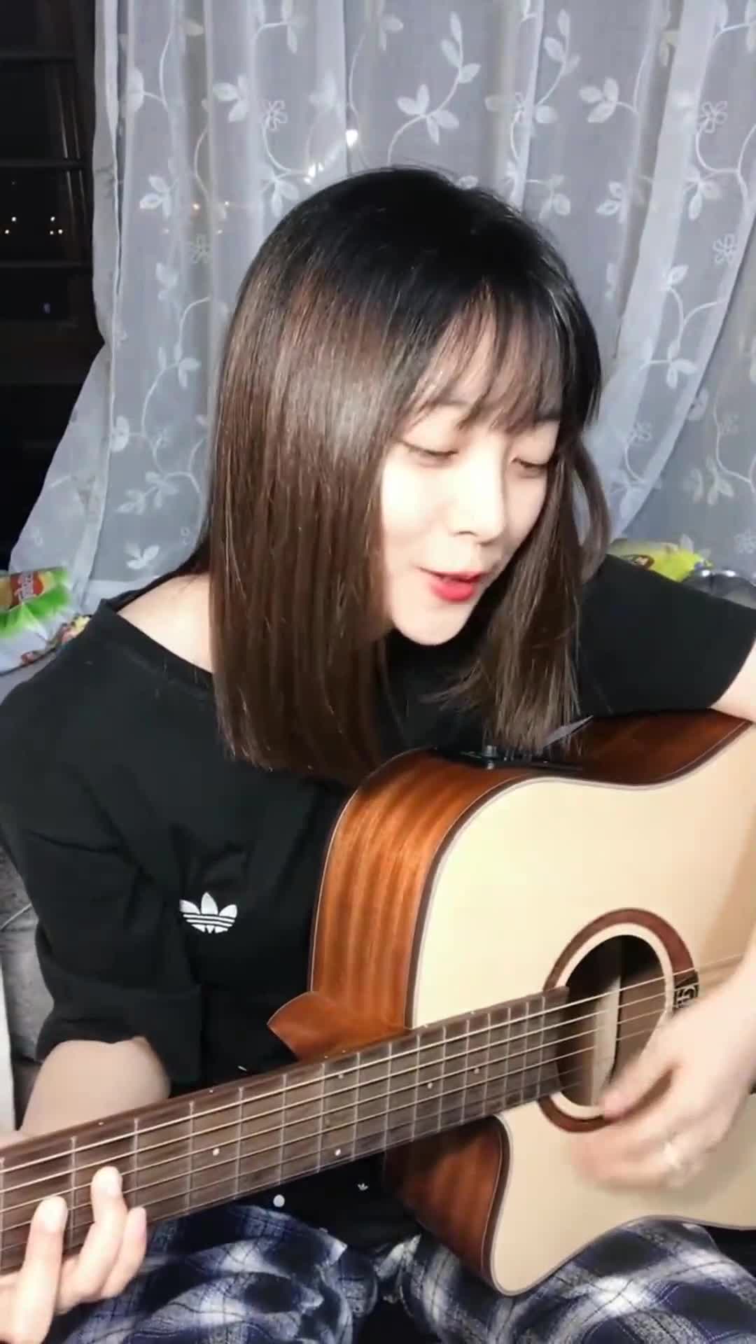 清纯美女吉他弹唱,一抹浅笑太迷人-度小视