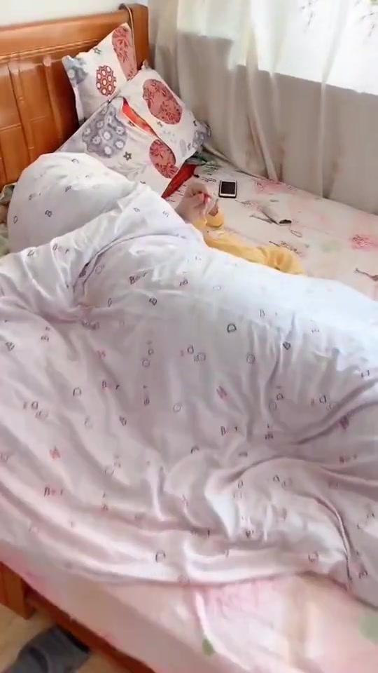 爸爸在带妹妹,以为睡觉了,凑近一看是这种情况,怕妹妹吃手居然用绳子