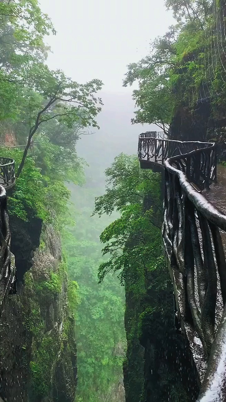 下雨天天门山照片图片