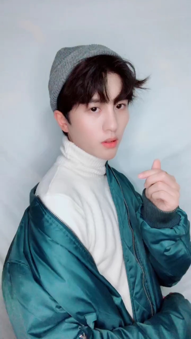 手势舞#翘屁嫩男为各位献上一段舞蹈!