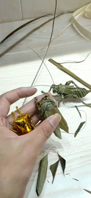 寻找最牛手艺人#教你编一只蝉给孩子玩,喜欢的赶紧收藏吧,棕编教程