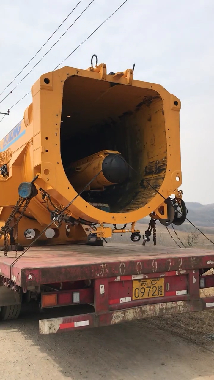 1200吨吊车大臂分体拉上来的