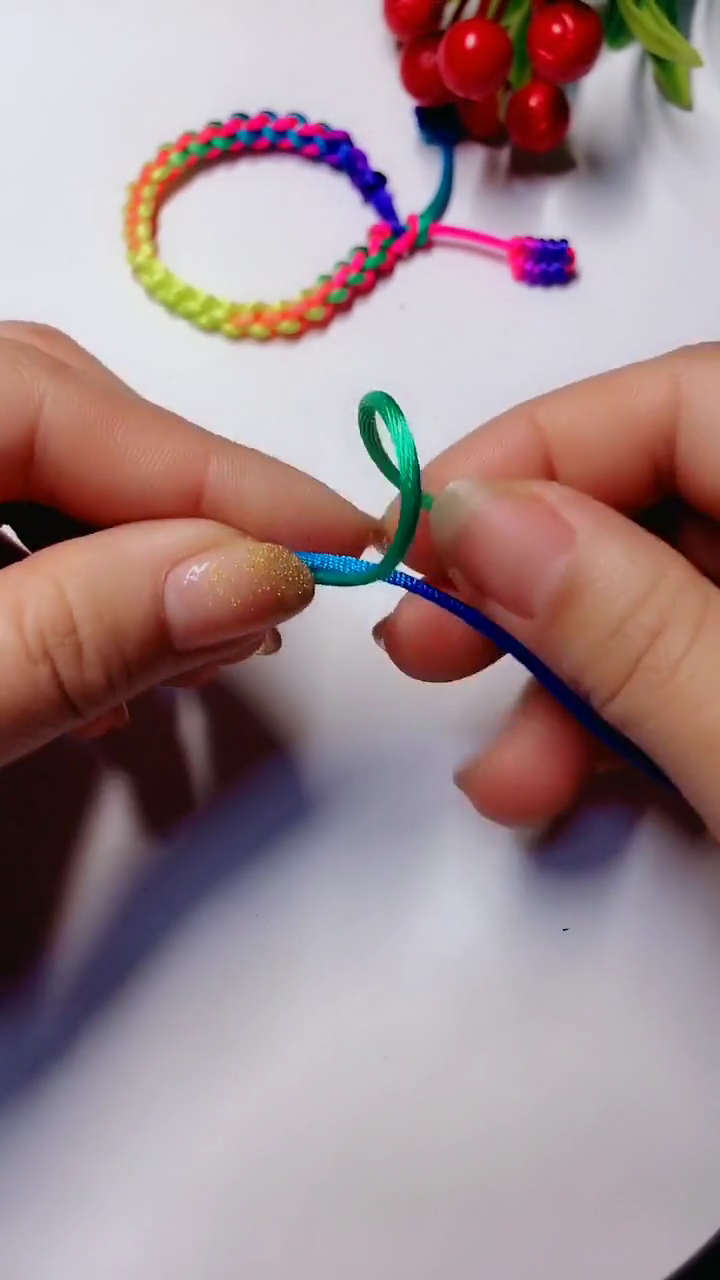 一根五彩线手链编法教程