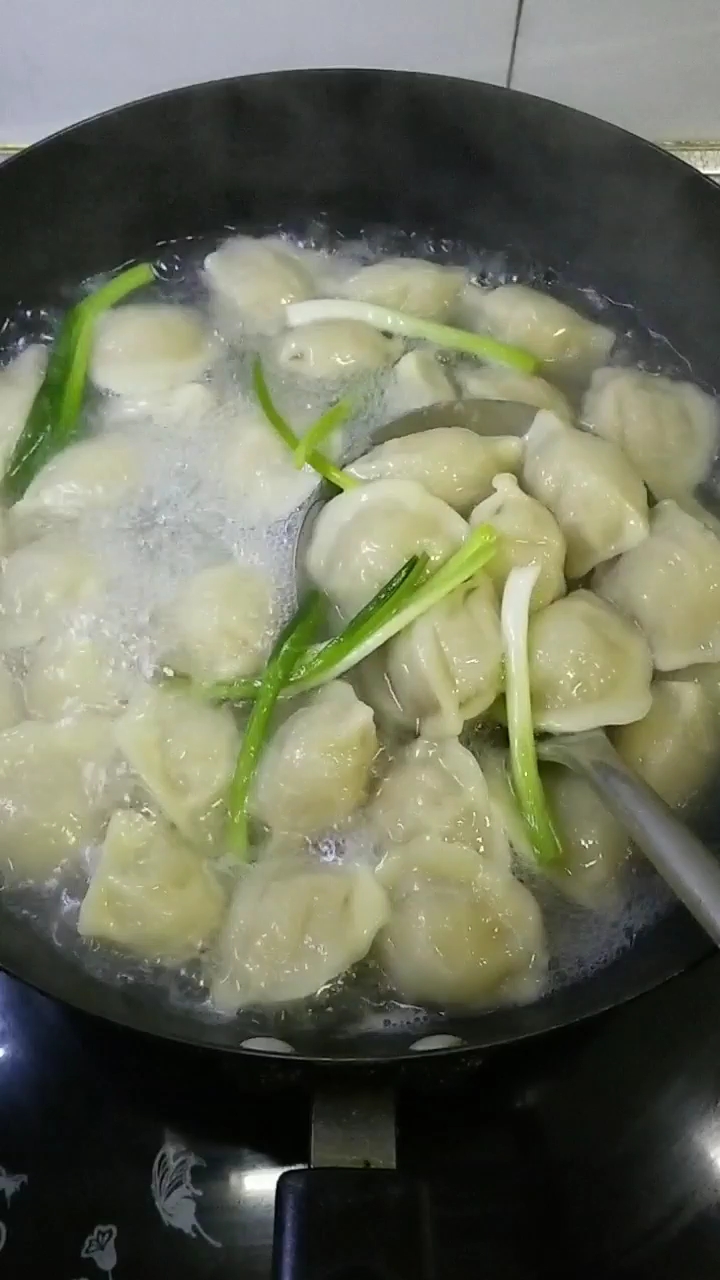 猜猜煮饺子,为什么要放大葱呢?