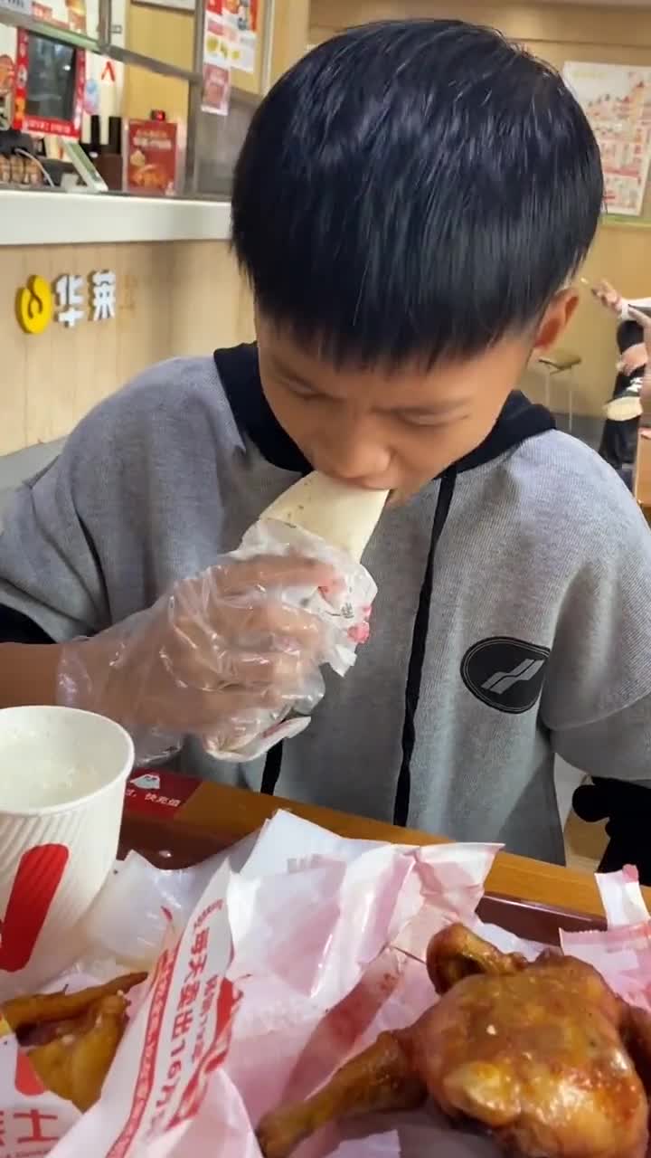 农村小孩子第一次到城里吃炸鸡汉堡,点了一大桌