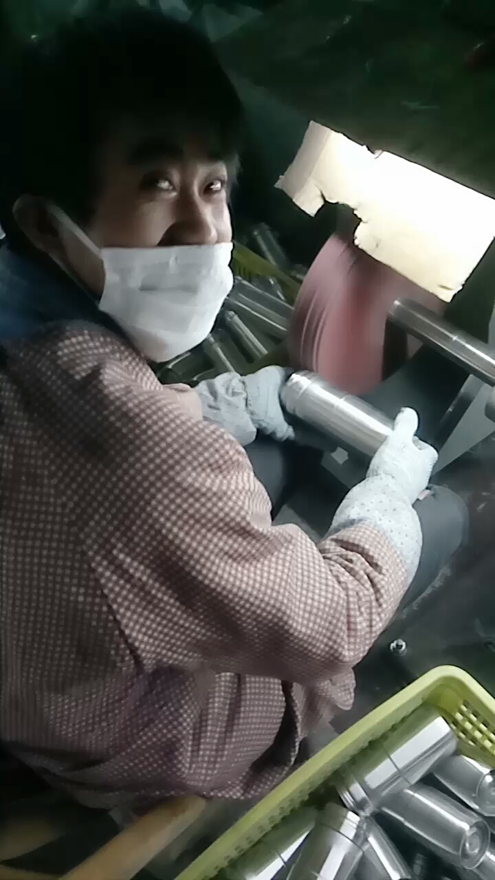 保温杯抛光中