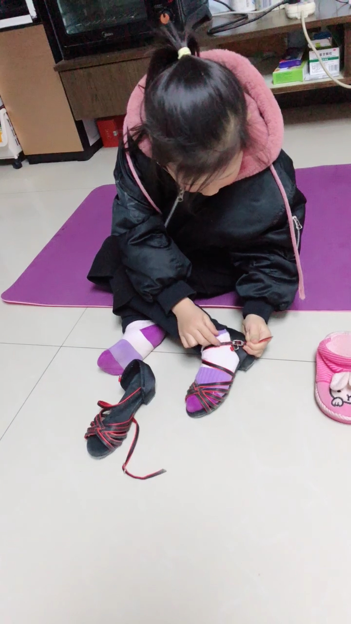 换鞋子准备练舞蹈了