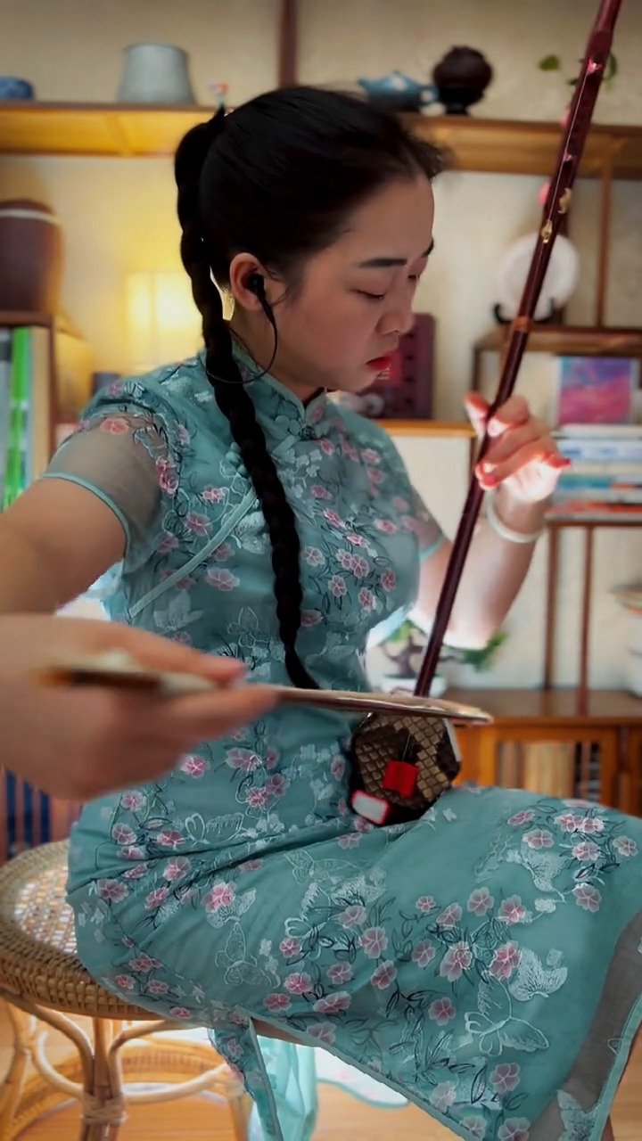 古典中国风#国风古韵民乐艺术欣赏,二胡演奏《绒花》,传承弘扬民乐