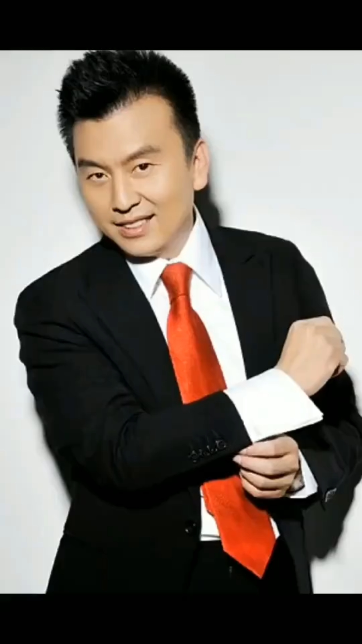 他是央视名嘴主持人,曾三次求婚董卿被拒,如今54岁仍单身!