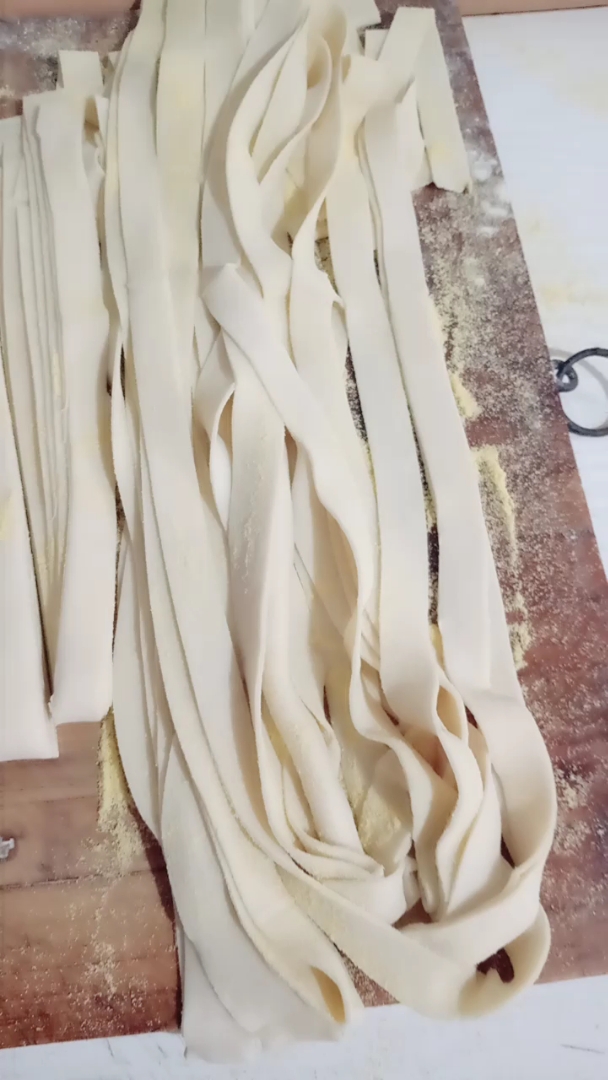 今天自己做的手擀面,大宽,有没有想吃的