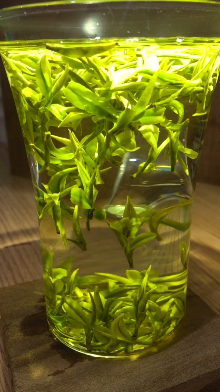 这是两种茶一种雀舌,杯中的是特级白茶