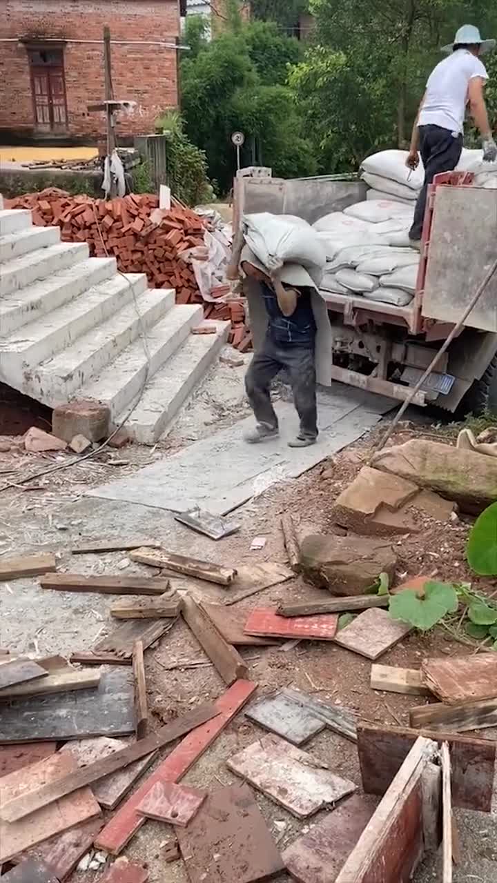 75岁高龄的搬运工,一天竟然背20吨水泥,老人的子女看到不心痛吗