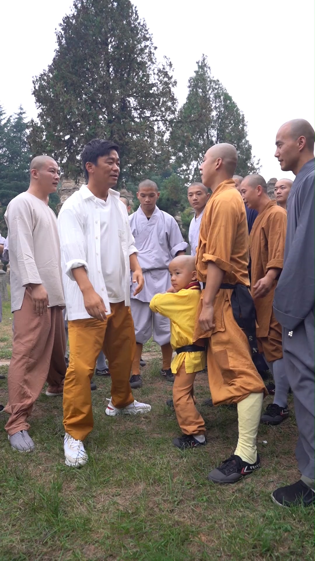 王宝强重回少林寺#"双宝"喊话刘昊然,就问这阵容你怕不怕