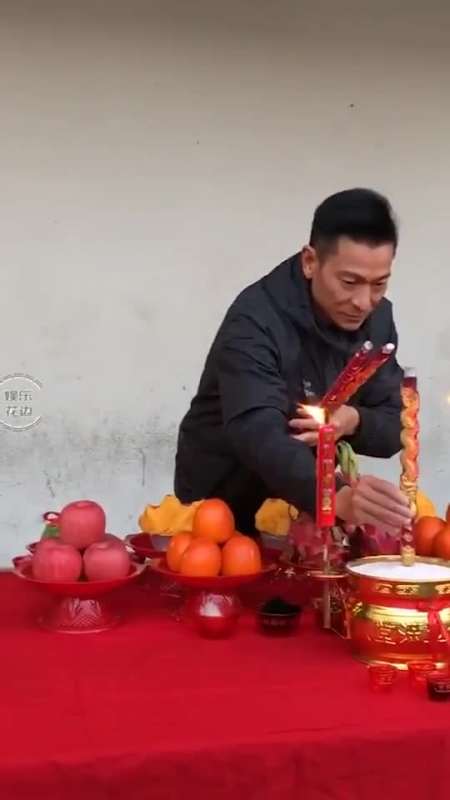 线上刘德华生日会当天举行了传统的拜神仪式,以表重视,凡事都用认真的
