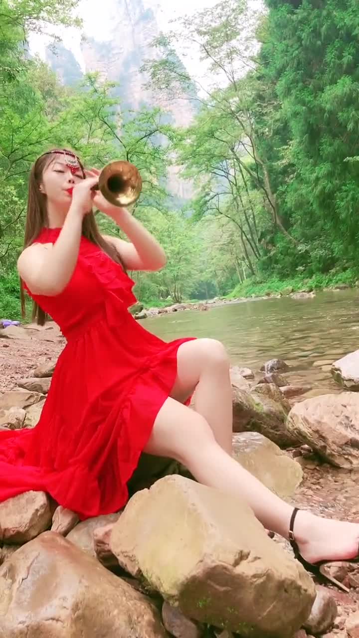 小姐姐吹唢呐,这曲太嗨了,霸气好听!