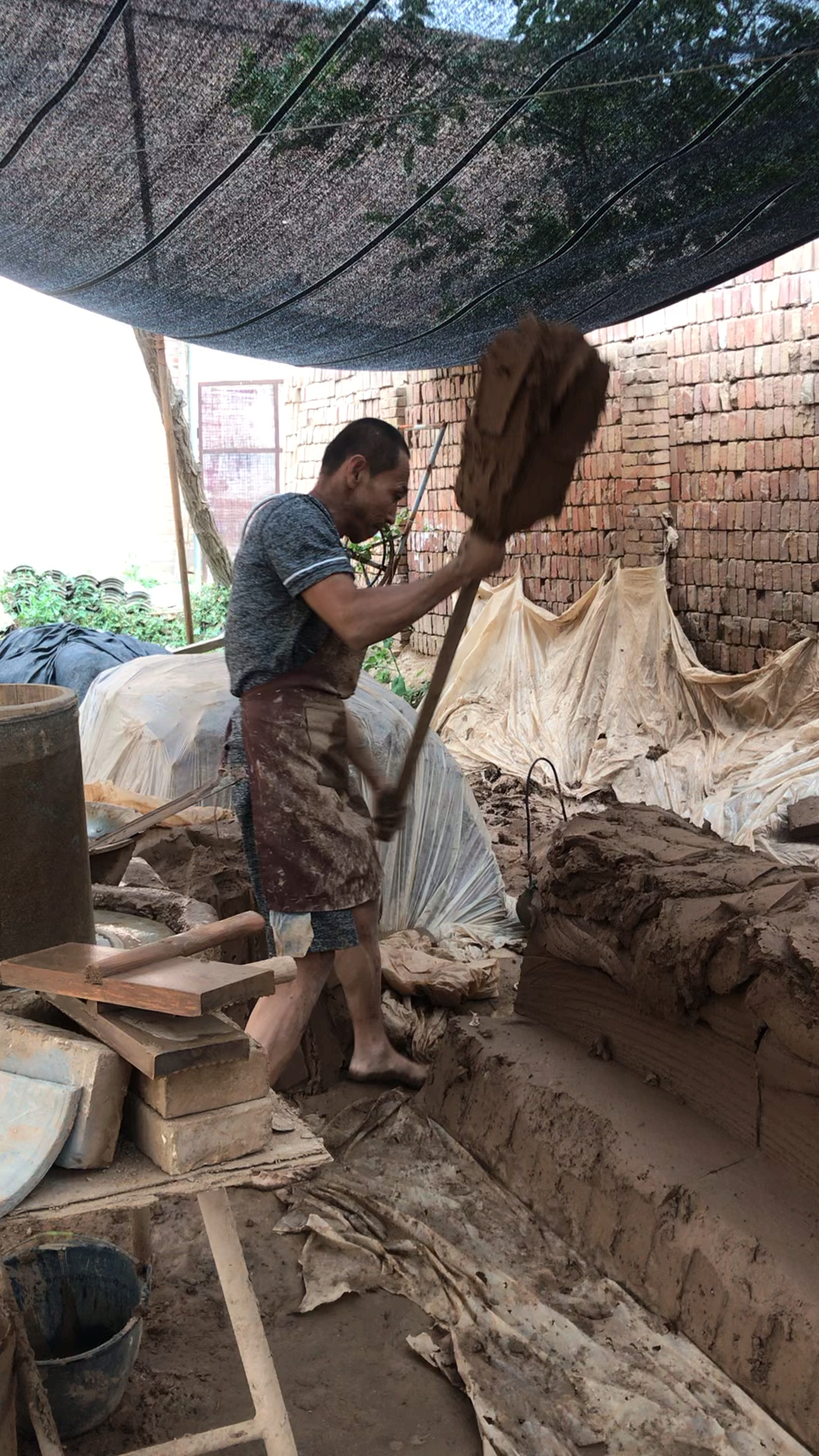 看这师傅干活感觉太辛苦了,真想给老师傅送8个大西瓜吃.