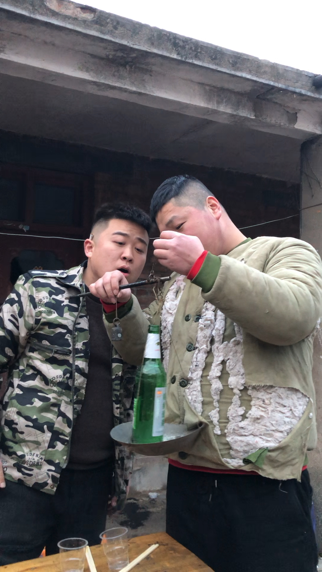 这两位兄弟喝酒都得这样算