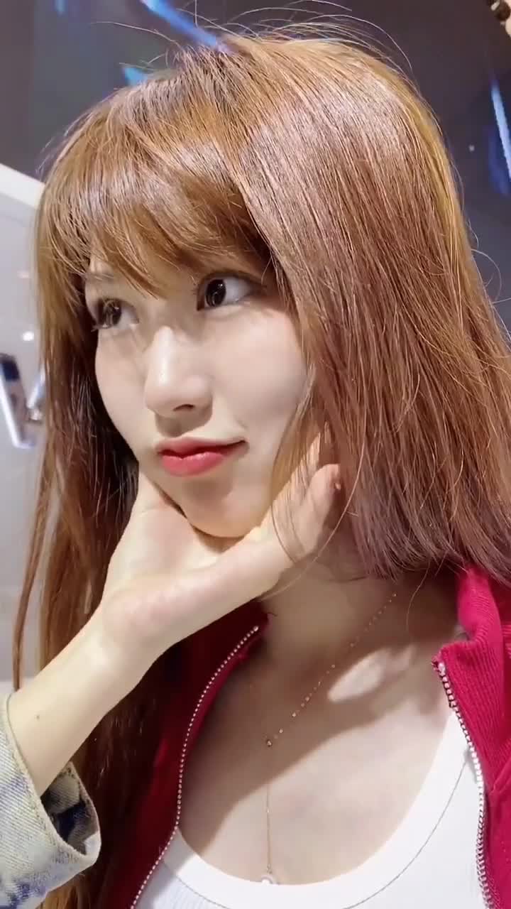 这么肉嘟嘟的脸好想捏一下阿