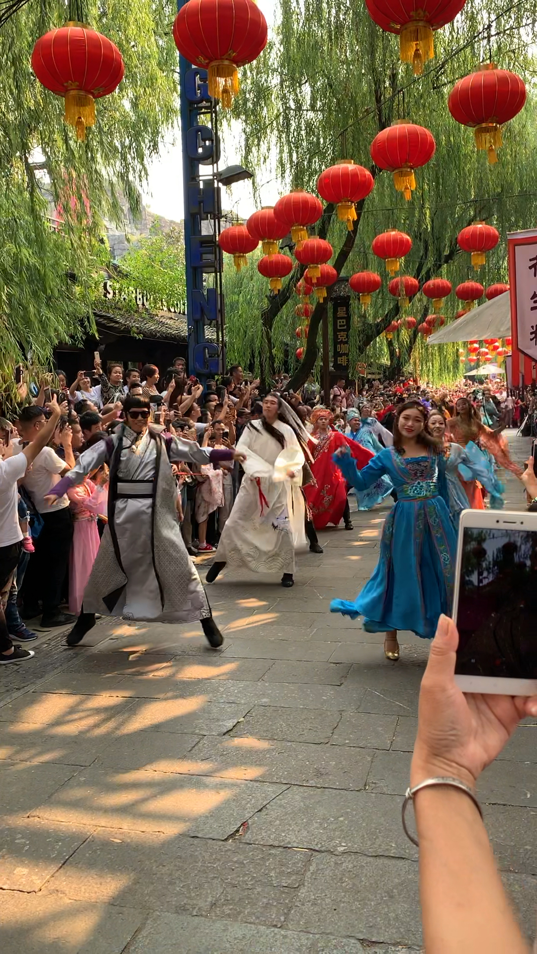 旅游进行时#杭州宋城景区,新版快闪秀演出,很嗨!