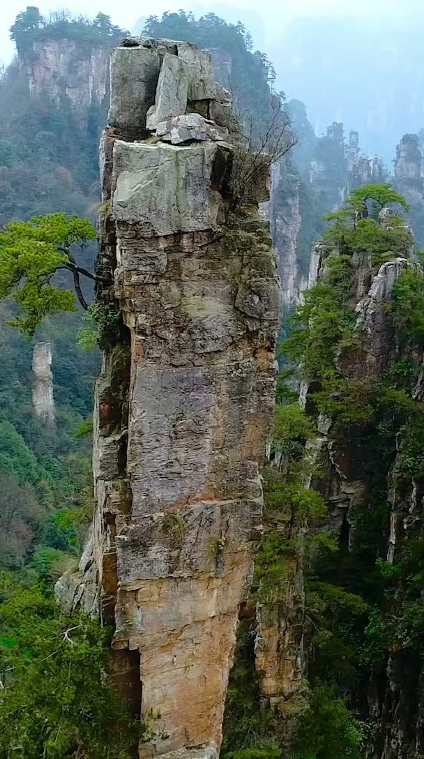 张家界神奇石柱